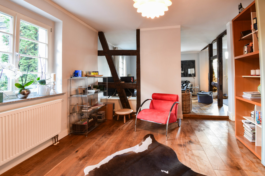 Blick Kaminzimmer - Charme und moderner Komfort. Saniertes Fachwerk-Denkmal.