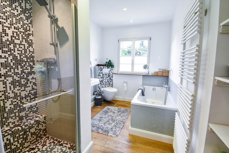 OG, Badezimmer - Charme und moderner Komfort. Saniertes Fachwerk-Denkmal.