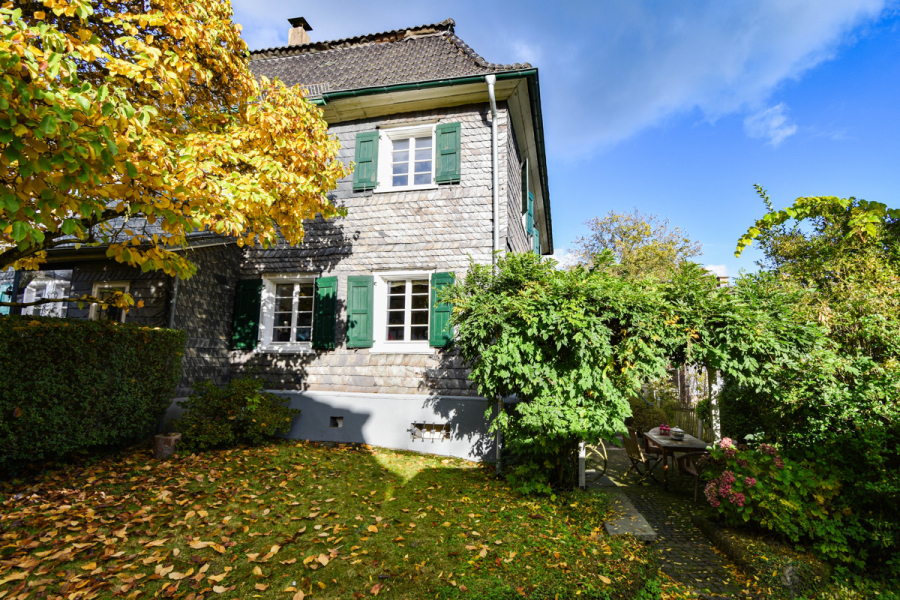 Seitenansicht - Charme und moderner Komfort. Saniertes Fachwerk-Denkmal.