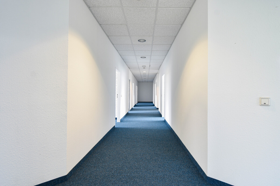 Bürogang vorne - Komplett renovierte Büroetage im Düsseldorfer Süden. Perfekte Anbindung. 2. Obergeschoss.