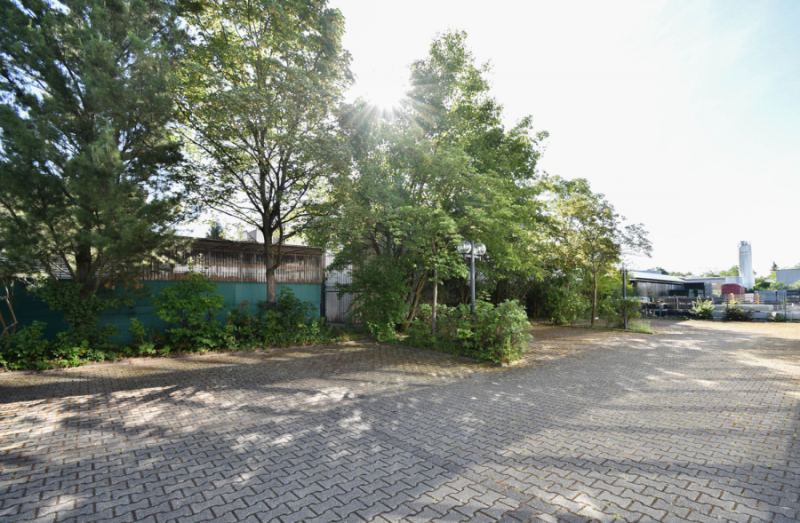 Stellplätze hinten - Komplett renovierte Büroetage im Düsseldorfer Süden. Perfekte Anbindung. 2. Obergeschoss.