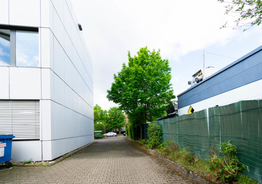 Auffahrt zur Straße - Komplett renovierte Büroetage im Düsseldorfer Süden. Perfekte Anbindung. 2. Obergeschoss.