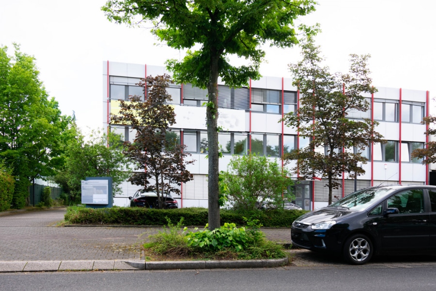 Aussenansicht Straße - Komplett renovierte Büroetage im Düsseldorfer Süden. Perfekte Anbindung. 2. Obergeschoss.