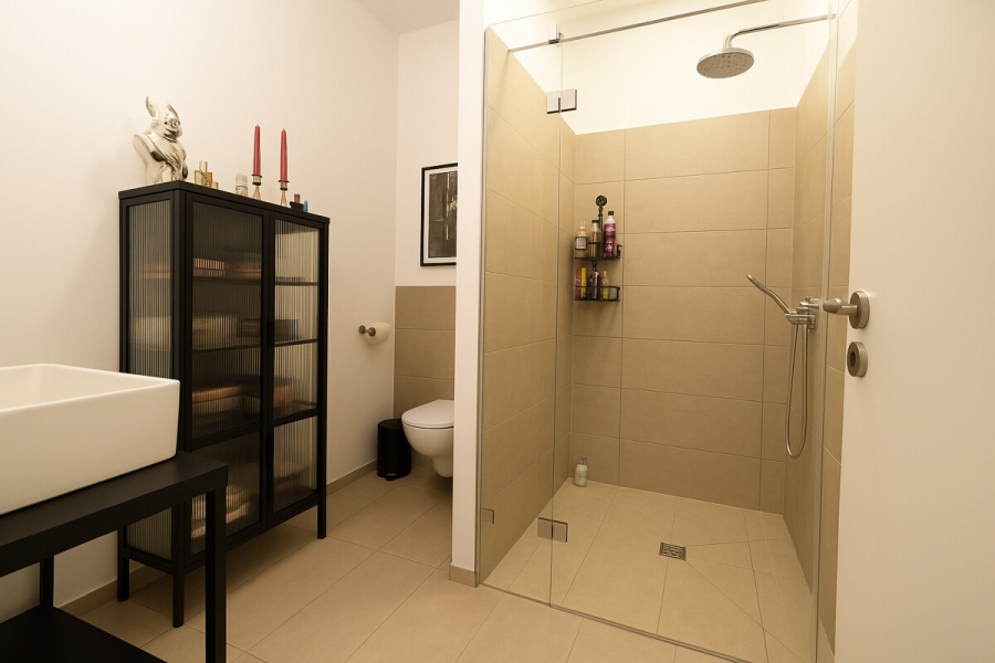 Duschbad - Historischer Charme trifft modernen Wohnkomfort – Stilvolle Maisonette im Denkmal Gut Heyenbaum