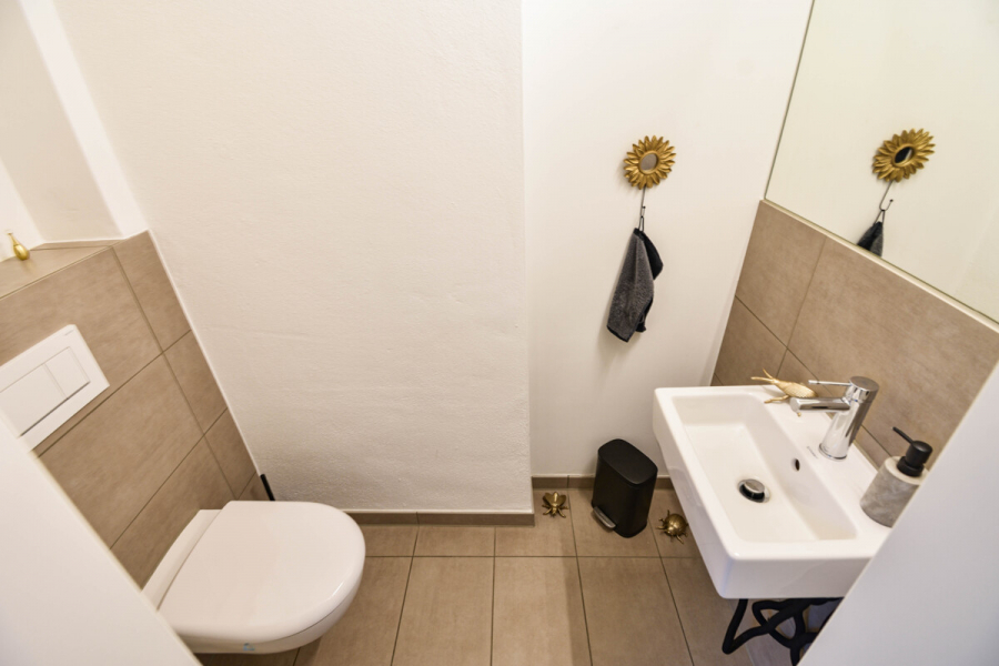 Gäste-WC - Historischer Charme trifft modernen Wohnkomfort – Stilvolle Maisonette im Denkmal Gut Heyenbaum