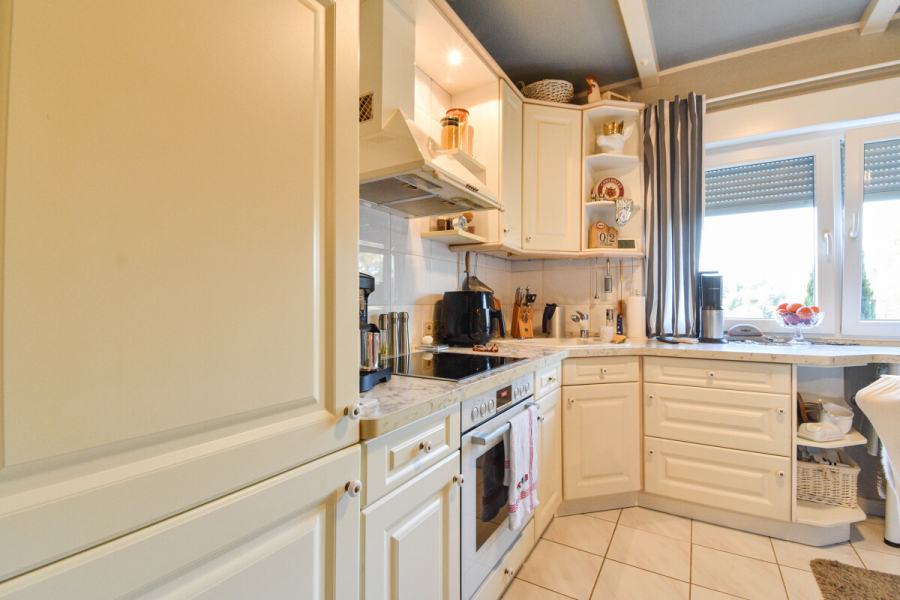 UG links Küche - Charmantes Mehrfamilienhaus mit Entwicklungspotenzial in ruhiger Lage