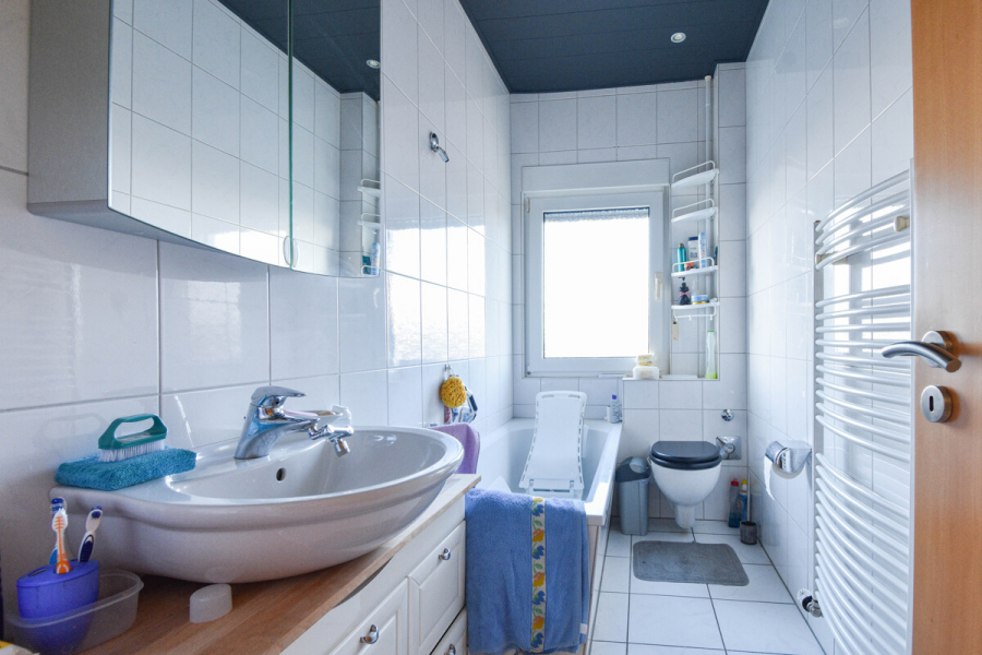 EG rechts Bad - Charmantes Mehrfamilienhaus mit Entwicklungspotenzial in ruhiger Lage