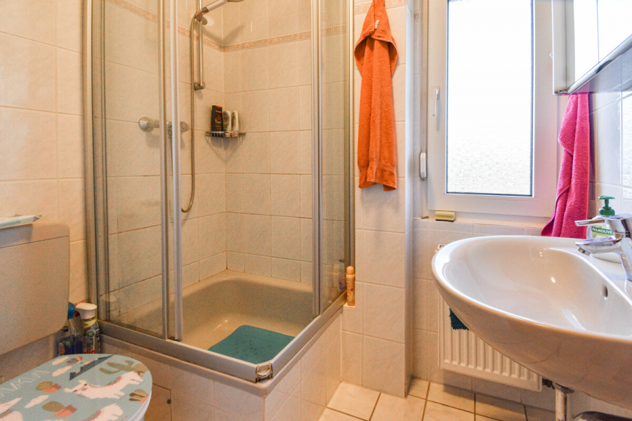 EG mitte Bad - Charmantes Mehrfamilienhaus mit Entwicklungspotenzial in ruhiger Lage