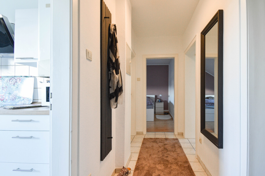 OG rechts Flur - Charmantes Mehrfamilienhaus mit Entwicklungspotenzial in ruhiger Lage