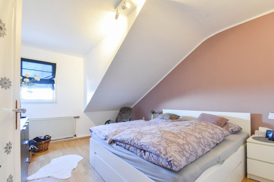 OG rechts Schlafen - Charmantes Mehrfamilienhaus mit Entwicklungspotenzial in ruhiger Lage