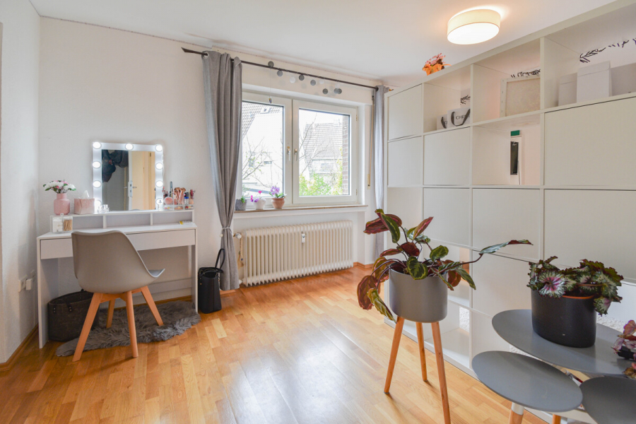 Kinderzimmer/ Blick Richtung Garten - Schlebusch. Eigentumswohnung mit zusätzlicher Nutzfläche in zentraler und dennoch ruhiger Lage.