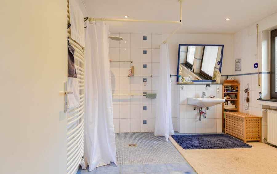Bad/barrierefreie Dusche - Schlebusch. Eigentumswohnung mit zusätzlicher Nutzfläche in zentraler und dennoch ruhiger Lage.