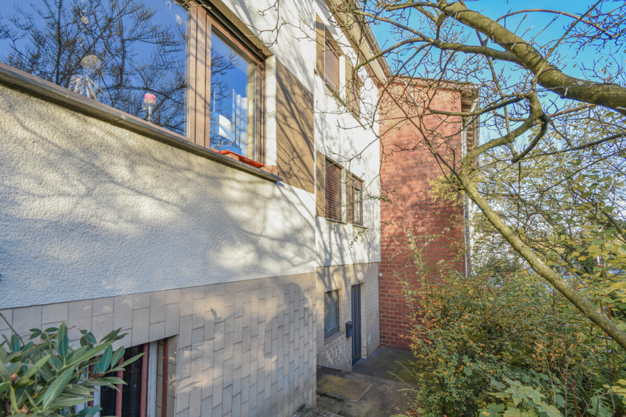 Eingang Soutterain - Schlebusch. Eigentumswohnung mit zusätzlicher Nutzfläche in zentraler und dennoch ruhiger Lage.