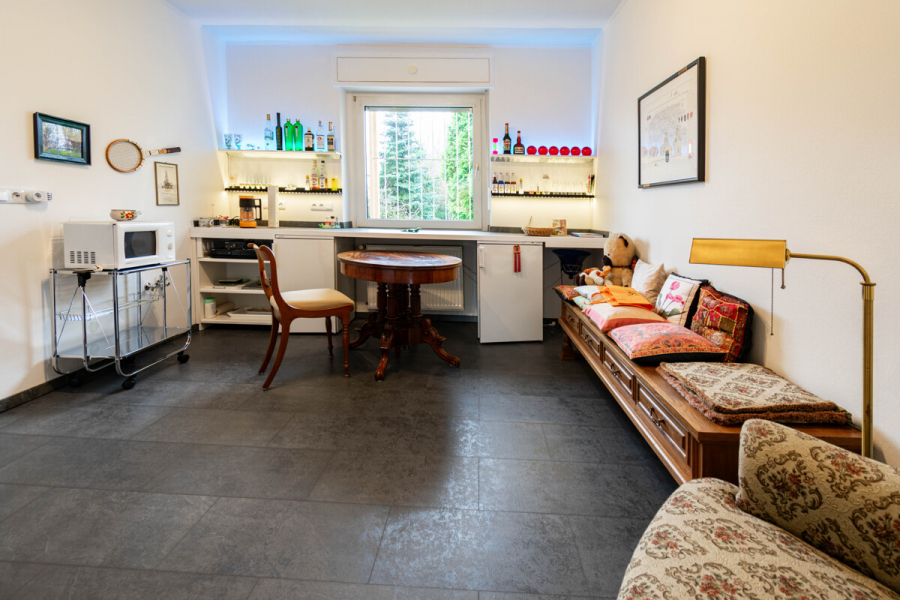 EG Bar/Küche - Vielseitiges Einfamilienhaus mit Raum zur Entfaltung – Ideal für Familien und Mehrgenerationenwohnen