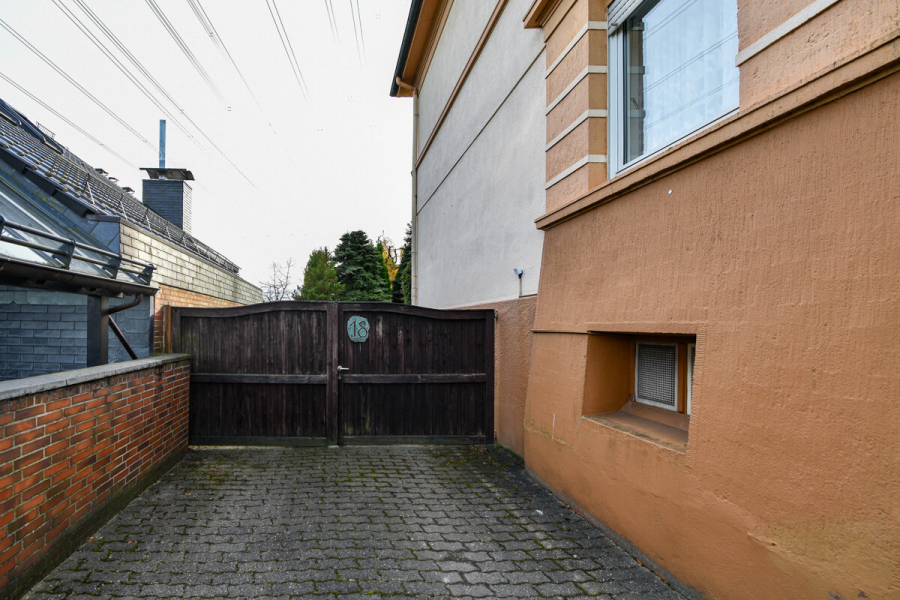 Zufahrt - Vielseitiges Einfamilienhaus mit Raum zur Entfaltung – Ideal für Familien und Mehrgenerationenwohnen