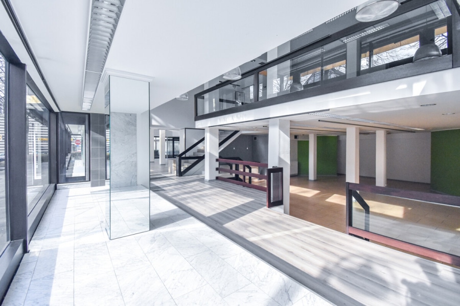 Split-Level - Großzügiges Ladenlokal in Solingen-Ohligs mit hoher Sichtbarkeit, Split-Level und flexibler Nutzung.