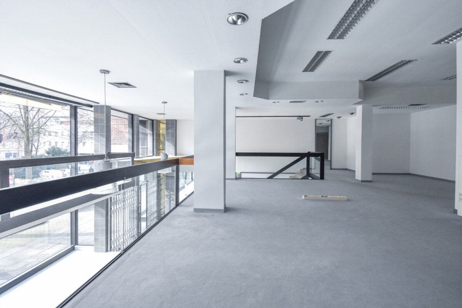 Split-Level - obere Ebene - Großzügiges Ladenlokal in Solingen-Ohligs mit hoher Sichtbarkeit, Split-Level und flexibler Nutzung.