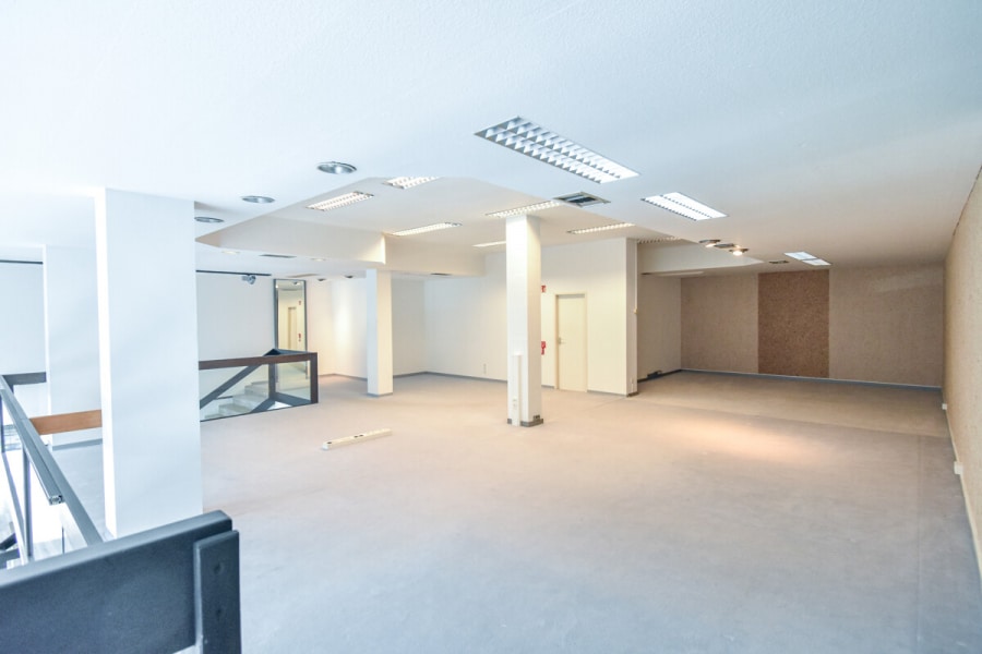 Split-Level - obere Ebene - Großzügiges Ladenlokal in Solingen-Ohligs mit hoher Sichtbarkeit, Split-Level und flexibler Nutzung.