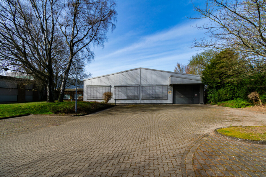 Ansicht Büro hinter Lager 1 - Attraktive Gewerbeeinheit mit großzügiger Lagerfläche, Hochregallager und integrierten Büroflächen.