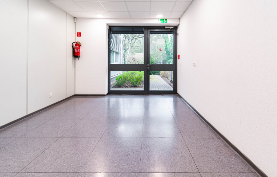 Erdgeschoss 2. Ausgang - Attraktive Gewerbeeinheit mit großzügiger Lagerfläche, Hochregallager und integrierten Büroflächen.