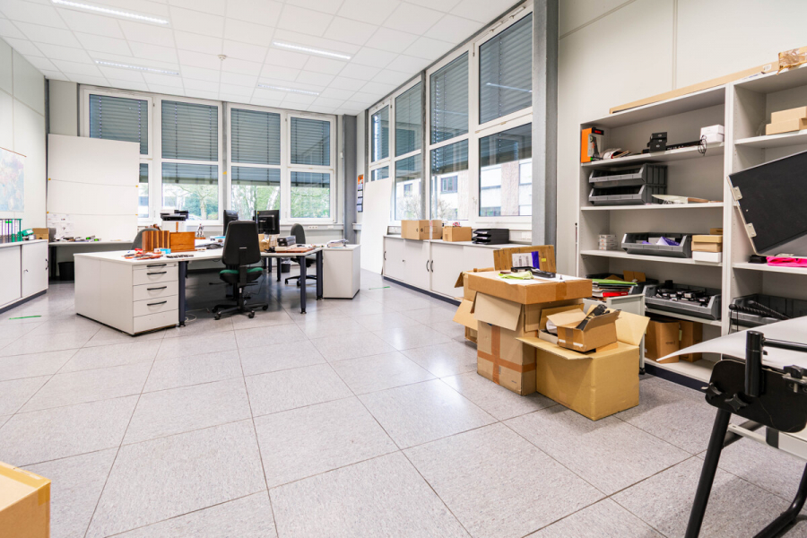 Erdegschoss Ausstellung hinter Lager 1 - Attraktive Gewerbeeinheit mit großzügiger Lagerfläche, Hochregallager und integrierten Büroflächen.