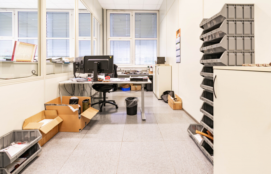 Erdgeschoss Büro hinter Lager 1 - Attraktive Gewerbeeinheit mit großzügiger Lagerfläche, Hochregallager und integrierten Büroflächen.