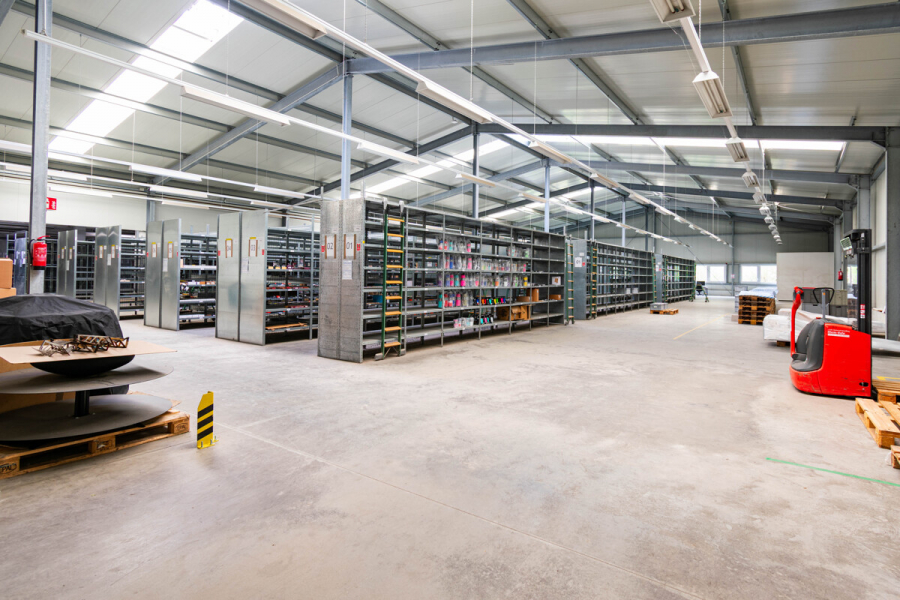 Lager 1 - Attraktive Gewerbeeinheit mit großzügiger Lagerfläche, Hochregallager und integrierten Büroflächen.