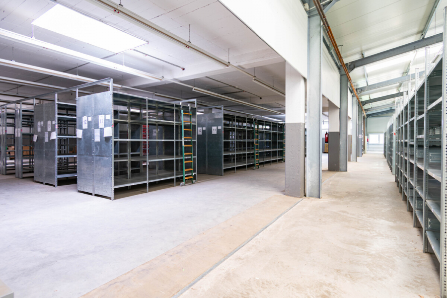 Lager 1 - Attraktive Gewerbeeinheit mit großzügiger Lagerfläche, Hochregallager und integrierten Büroflächen.