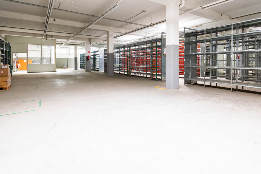Lager 1 - Attraktive Gewerbeeinheit mit großzügiger Lagerfläche, Hochregallager und integrierten Büroflächen.