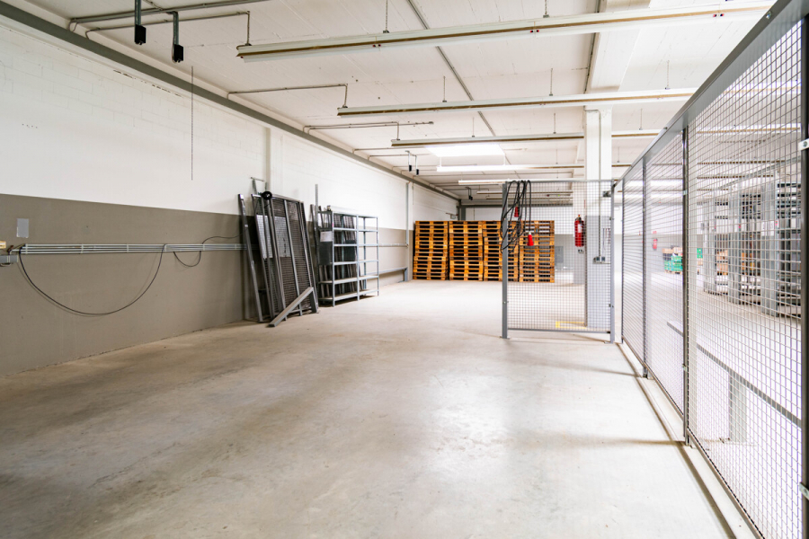 Lager 1 - Attraktive Gewerbeeinheit mit großzügiger Lagerfläche, Hochregallager und integrierten Büroflächen.