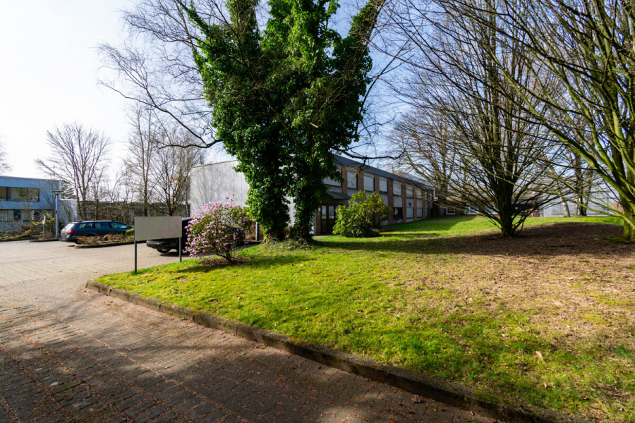 Gebäudeansicht Haupteingang - Attraktive Gewerbeeinheit mit großzügiger Lagerfläche, Hochregallager und integrierten Büroflächen.