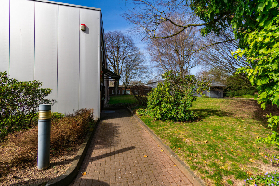 Zuwegung Haupteingang - Attraktive Gewerbeeinheit mit großzügiger Lagerfläche, Hochregallager und integrierten Büroflächen.