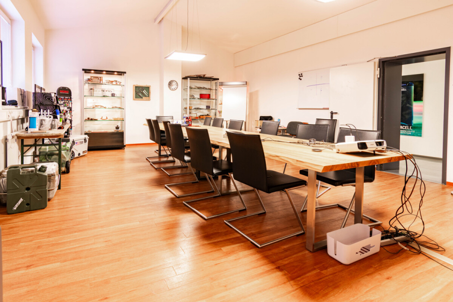 Erdgeschoss Besprechungsraum - Attraktive Gewerbeeinheit mit großzügiger Lagerfläche, Hochregallager und integrierten Büroflächen.