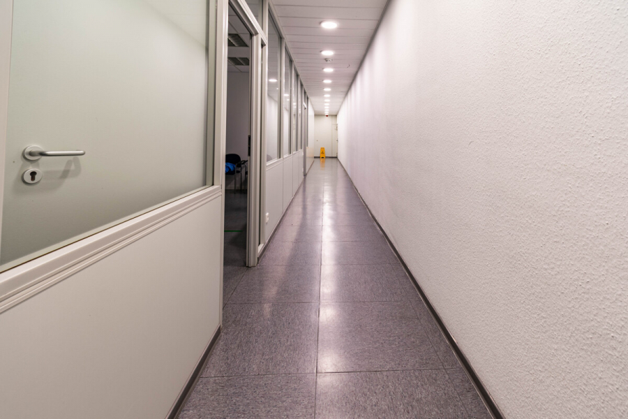 Erdgeschoss Flur hinter Lager 2 - Attraktive Gewerbeeinheit mit großzügiger Lagerfläche, Hochregallager und integrierten Büroflächen.