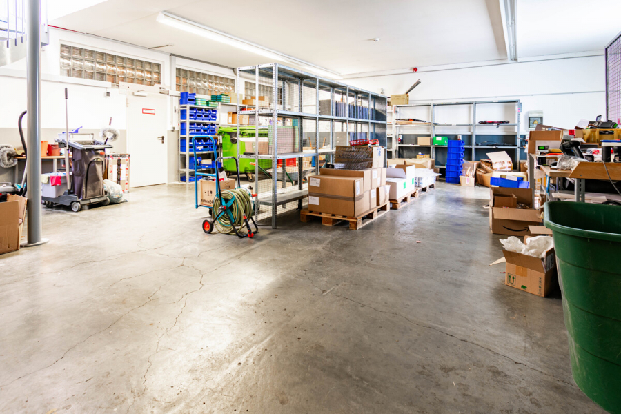 Lager 2 - Attraktive Gewerbeeinheit mit großzügiger Lagerfläche, Hochregallager und integrierten Büroflächen.