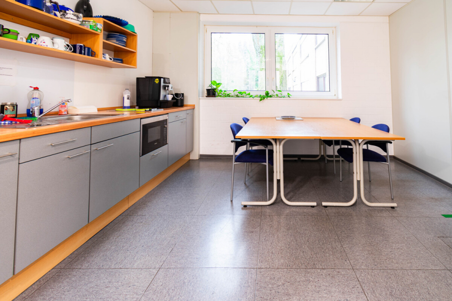 Küche Pausenraum - Attraktive Gewerbeeinheit mit großzügiger Lagerfläche, Hochregallager und integrierten Büroflächen.