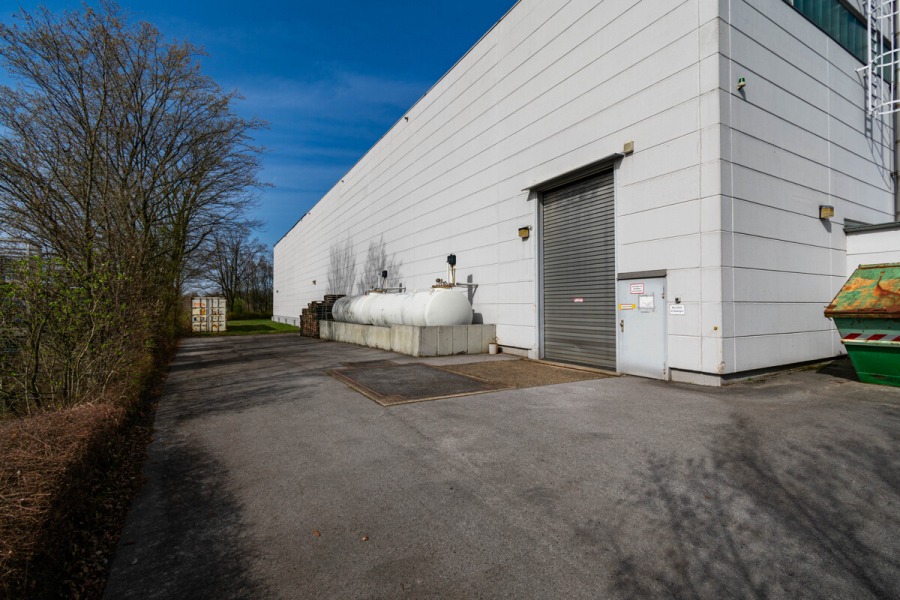 Zuwegung Hochregallager - Attraktive Gewerbeeinheit mit großzügiger Lagerfläche, Hochregallager und integrierten Büroflächen.