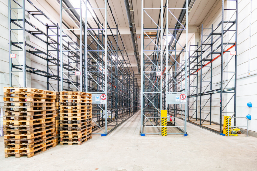 Hochregallager - Attraktive Gewerbeeinheit mit großzügiger Lagerfläche, Hochregallager und integrierten Büroflächen.