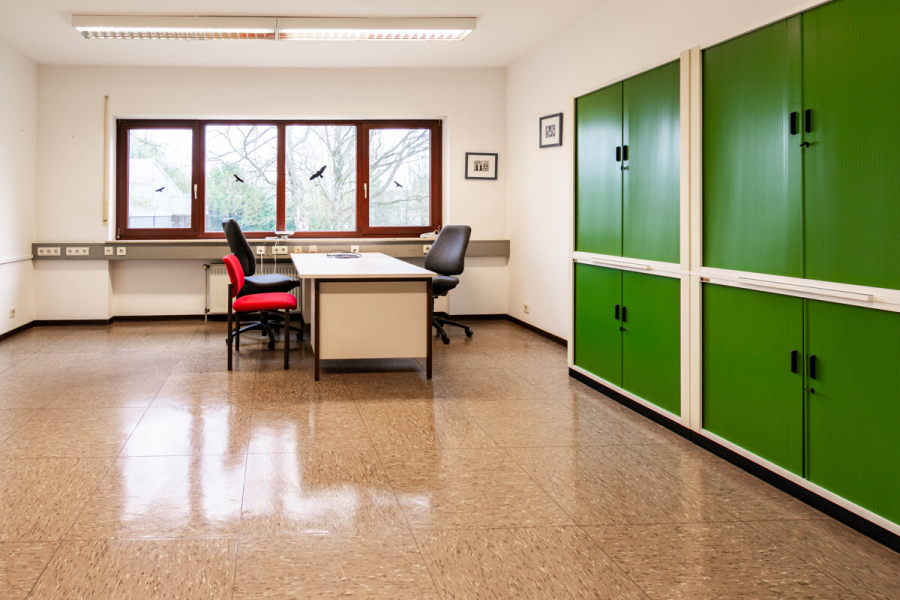 1. Obergeschoss Beispiel Büro - Attraktive Gewerbeeinheit mit großzügiger Lagerfläche, Hochregallager und integrierten Büroflächen.