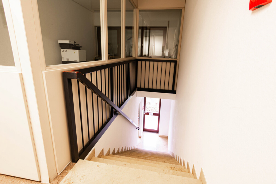 Abgang Erdgeschoss - Attraktive Gewerbeeinheit mit großzügiger Lagerfläche, Hochregallager und integrierten Büroflächen.