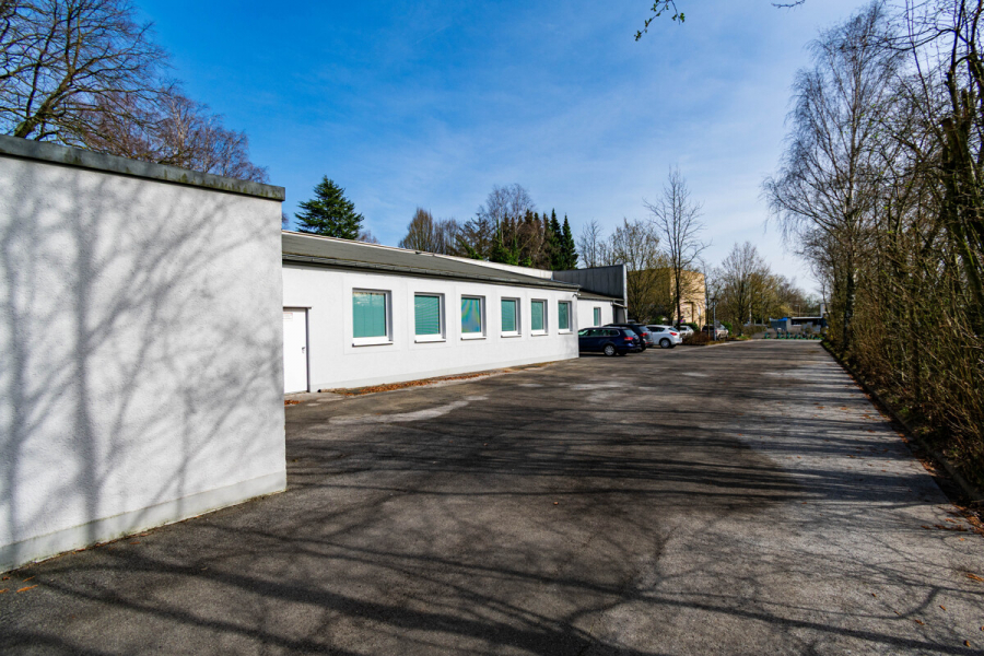 Ansicht Parkplätze - Attraktive Gewerbeeinheit mit großzügiger Lagerfläche, Hochregallager und integrierten Büroflächen.