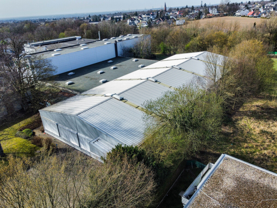 Luftbildaufnahme Rückseite - Attraktive Gewerbeeinheit mit großzügiger Lagerfläche, Hochregallager und integrierten Büroflächen.