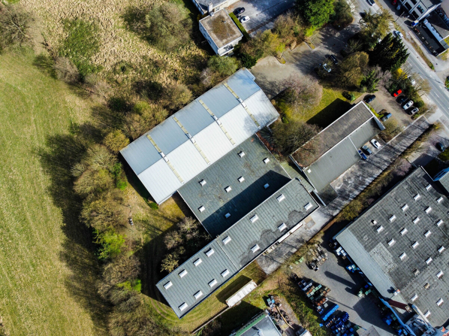 Luftbildaufnahme Gelände - Attraktive Gewerbeeinheit mit großzügiger Lagerfläche, Hochregallager und integrierten Büroflächen.