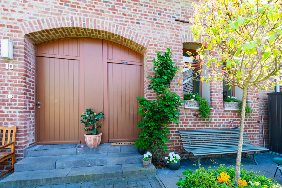 Eingang rechts - Denkmalcharme mit moderner, energieeffizienter Interpretation – Exklusive, individuelle Maisonette