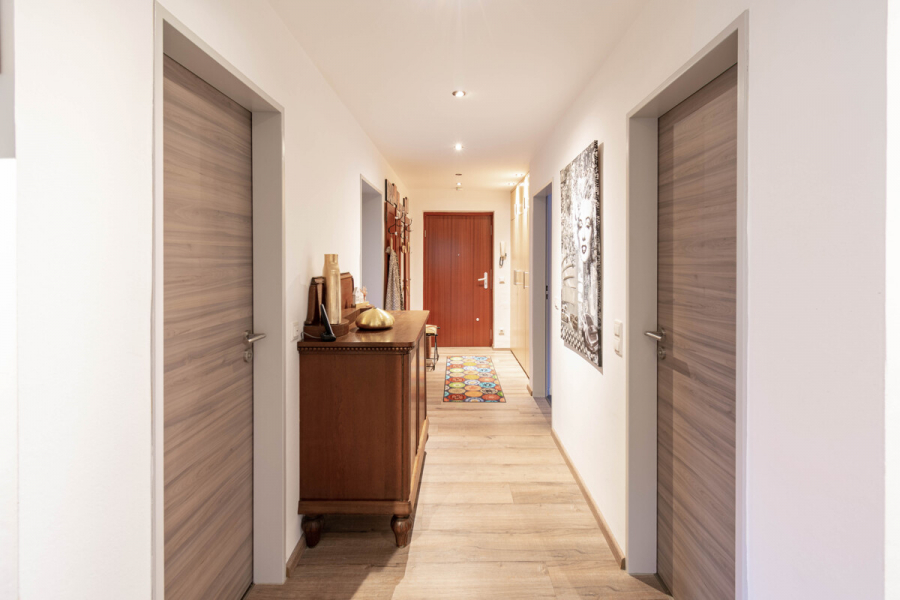 Diele - Wohnen mit Anspruch – stilvolle Eigentumswohnung in gepflegtem Eigentümerhaus.