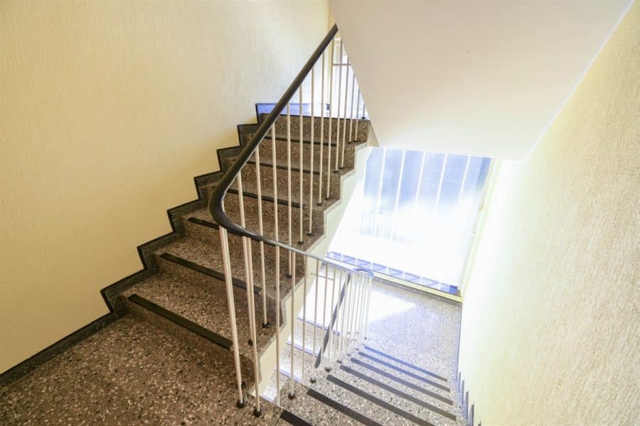Erstbezug nach Sanierung. 75m², 3-Zimmer-Wohnung mit Balkon und Garage. - Treppenhaus