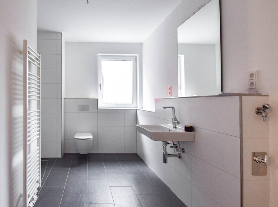 Badezimmer - Zentral gelegene 3-Zimmer-Erdgeschosswohnung mit kleinem Garten im O-Quartier.