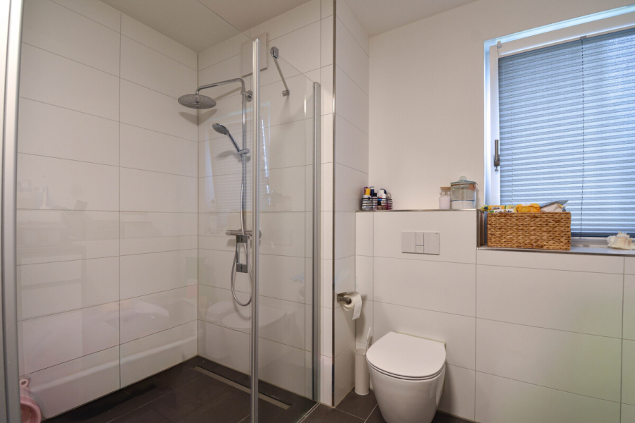 Badezimmer - Zentral gelegene 3-Zimmer-Erdgeschosswohnung mit kleinem Garten im O-Quartier.