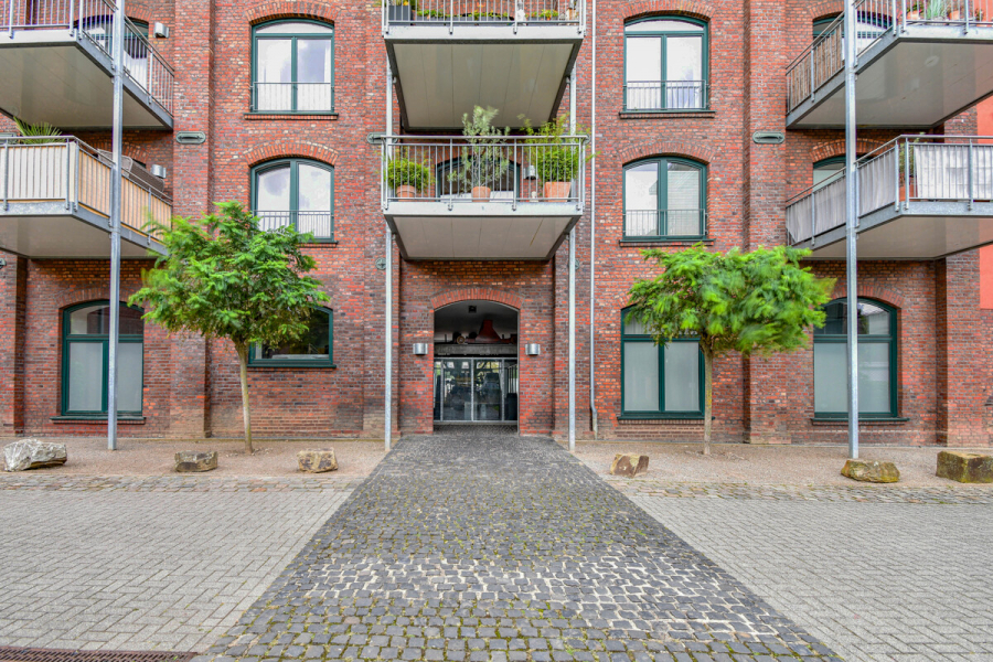 Hauseingang - Grube Carl. Industrieller Charakter trifft auf moderne Großzügigkeit. 3-Zimmer-Loftwohnung.
