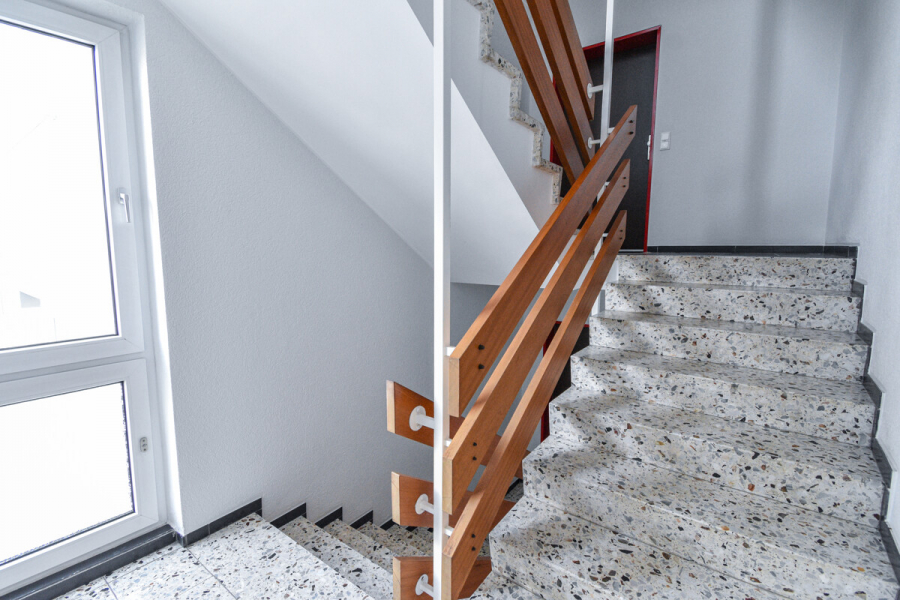 Treppenhaus - Kapitalanlage oder Eigennutz: 2-Zimmer-Wohnung mit Loggia in Solingen-Aufderhöhe.